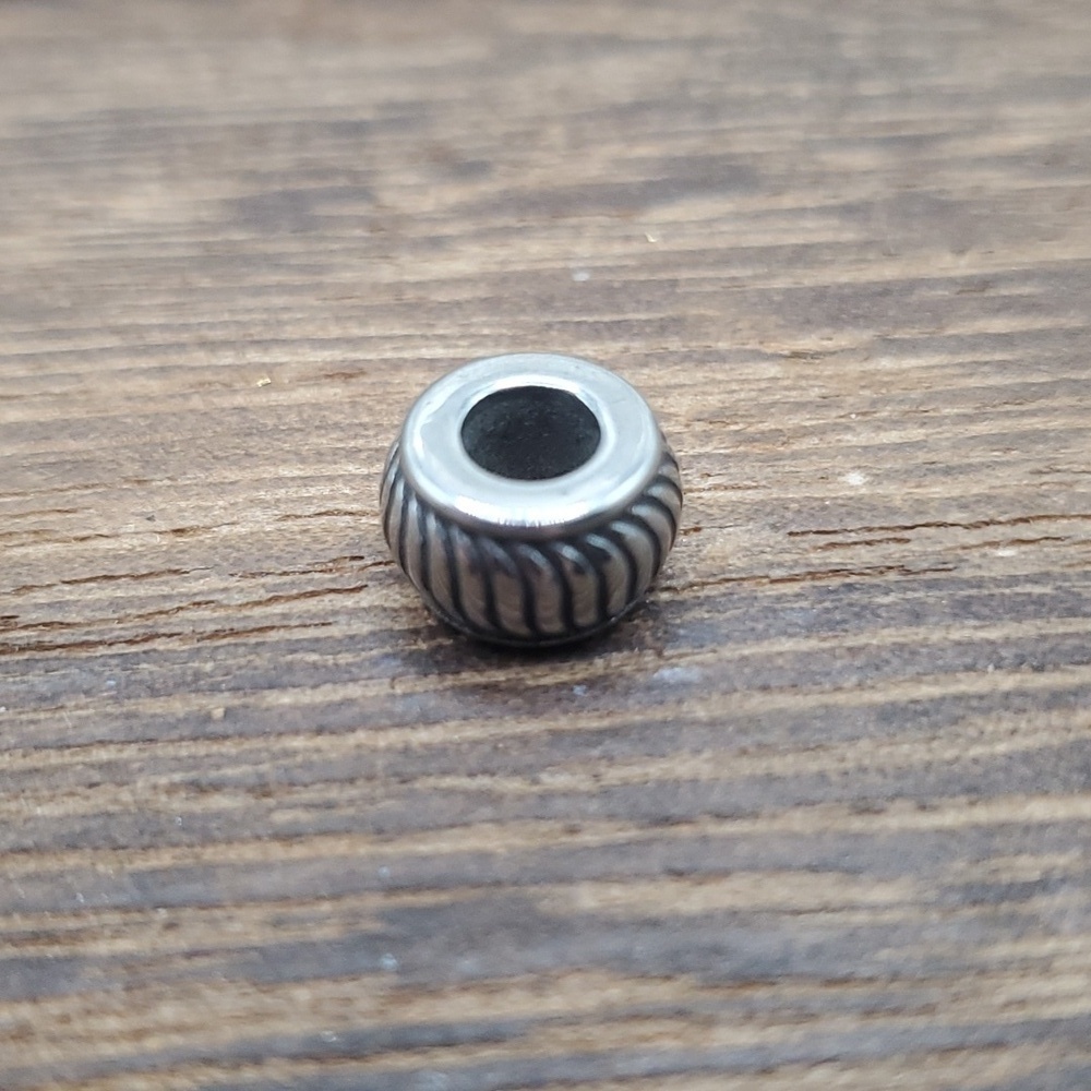 Swirl charm‎ - Picture 2 of 2